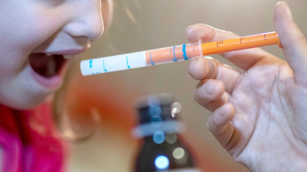 Vor wenigen Jahren waren Fiebersäfte für Kinder knapp, nun hat sich die Lage gebessert (Archivbild) Foto: Hendrik Schmidt