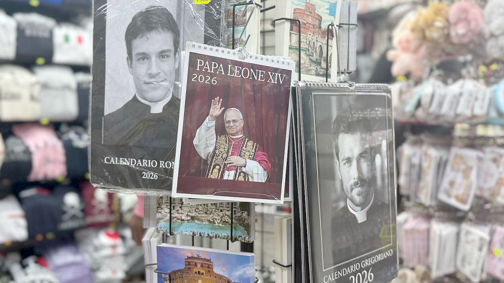 Rund um den Petersdom werden Kalender von Papst Leo XIV. sowie echten und falschen Priestern verkauft. Foto: Christoph Sator/dpa