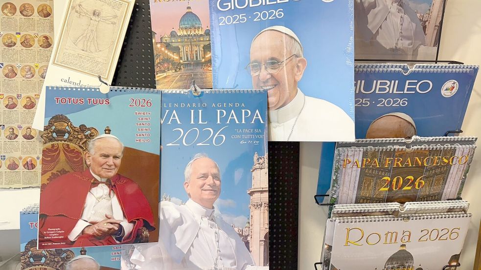 Selbst vom 2005 verstorbenen Papst Johannes Paul II. gibt es noch Kalender. Foto: Christoph Sator/dpa