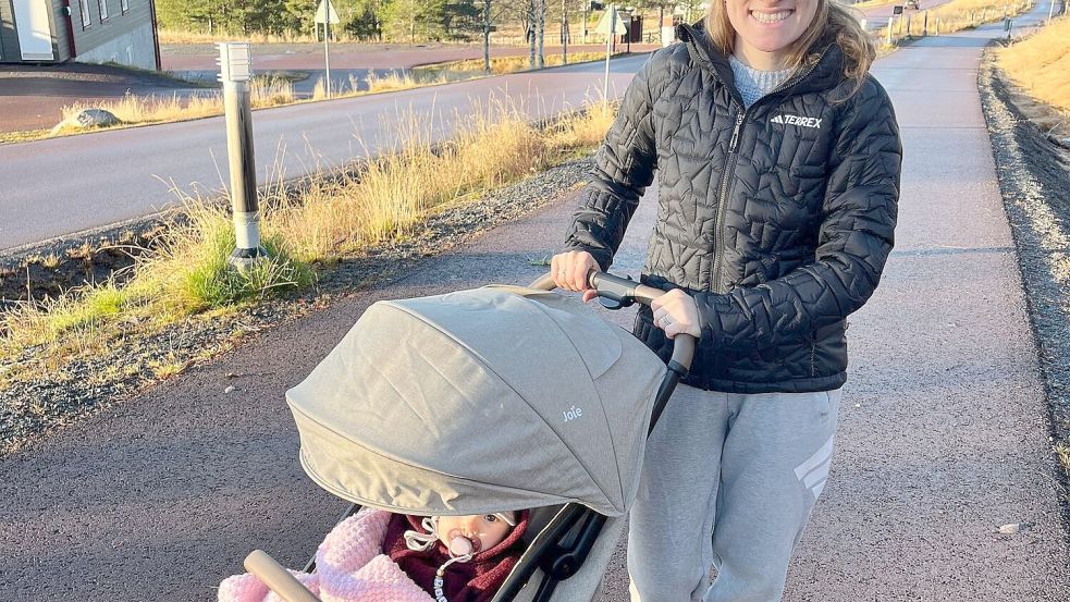 Biathletin Janina Hettich-Walz mit ihrer Tochter Karlotta. Foto: -/Janina Hettich-Walz/dpa