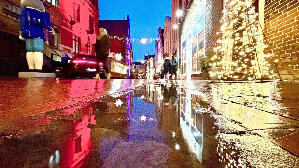 Die Adventszeit im Einzelhandel kann durchstarten: Die Rathausstraße in Leer erstrahlt schon im Lichterglanz. Foto: Klaus Ortgies