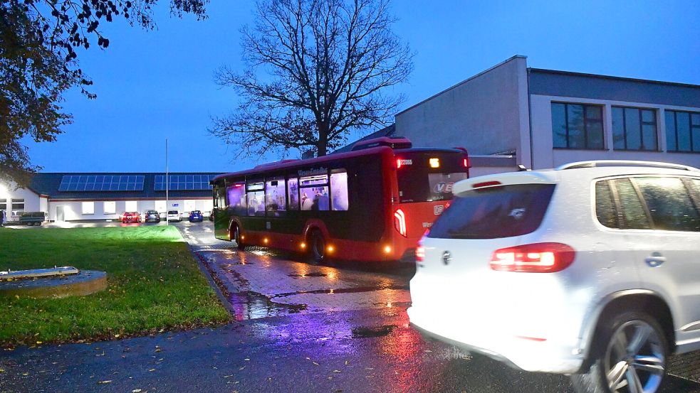 Morgens gegen halb acht herrscht an der Grundschule Loppersum viel Verkehr. Foto: Heinz Wagenaar/Archiv