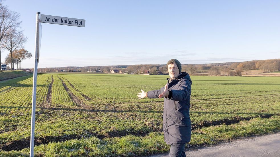 Cord-Michael Thamm startet die Radtour an der Kreuzung von Lechtinger Straße und Ruller Flut. Wo heute ein Feldweg beginnt, soll nach den A33-Nord-Planungen die neue Autobahnauffahrt Belm-Icker entstehen. Foto: André Havergo