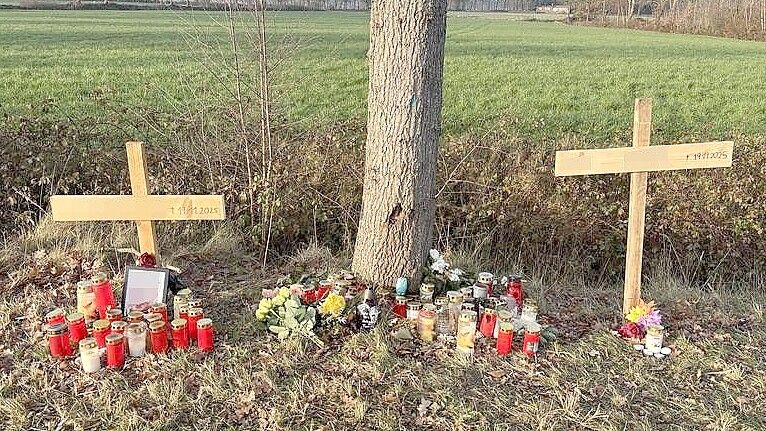 Der Tod von zwei jungen Männern aus Friesland hat tiefe Betroffenheit ausgelöst. Diese beiden Kreuze wurden an der Unfallstelle aufgestellt. Freunde und Angehörige der Verunglückten haben Kerzen aufgestellt und Blumen abgelegt. Foto: Susanne Ullrich