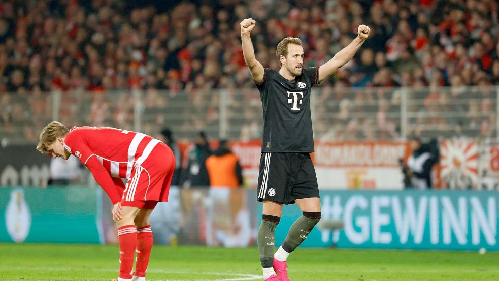 Harry Kane (r.) schoss im DFB-Pokalspiel gegen Union das zweite Tor für die Bayern. Foto: AFP/ODD ANDERSEN