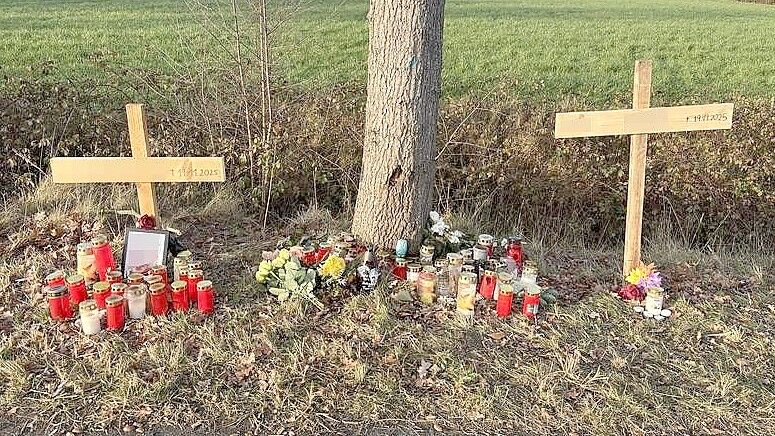 Die Betroffenheit über den Tod der beiden jungen Leute ist groß. An der Unfallstelle erinnern Angehörige und Freunde mit diesen beiden hölzernen Kreuzen, Kerzen und Blumen an sie. Foto: Susanne Ullrich