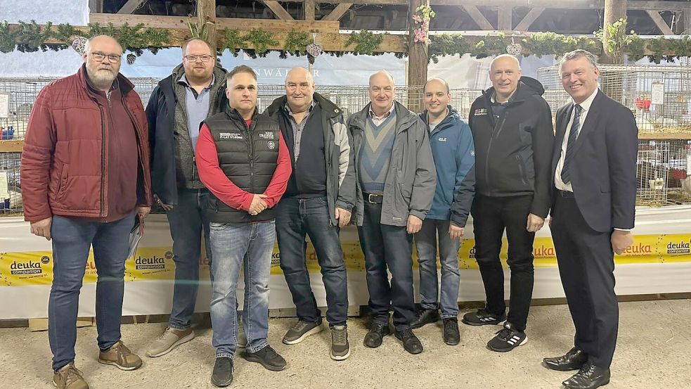 Die Bürgermeister Arno Ulrichs (Ihlow, von rechts) und Erwin Adams (Großefehn), Landesclubobmann Stefan Meyburg, Landeszuchtwart Klaus Martens, Fokko Stöhr (Ehrenvorsitzender des Kreisverbandes), Andreas Hippen (Vorsitzender I 16 Ihlow), Andre Eilerts (SPD-Ratsfraktion) und Rüdiger Frers (Kreisverbandsvorsitzender Ostfriesland) freuen sich über die gelungene Schau. Foto: privat