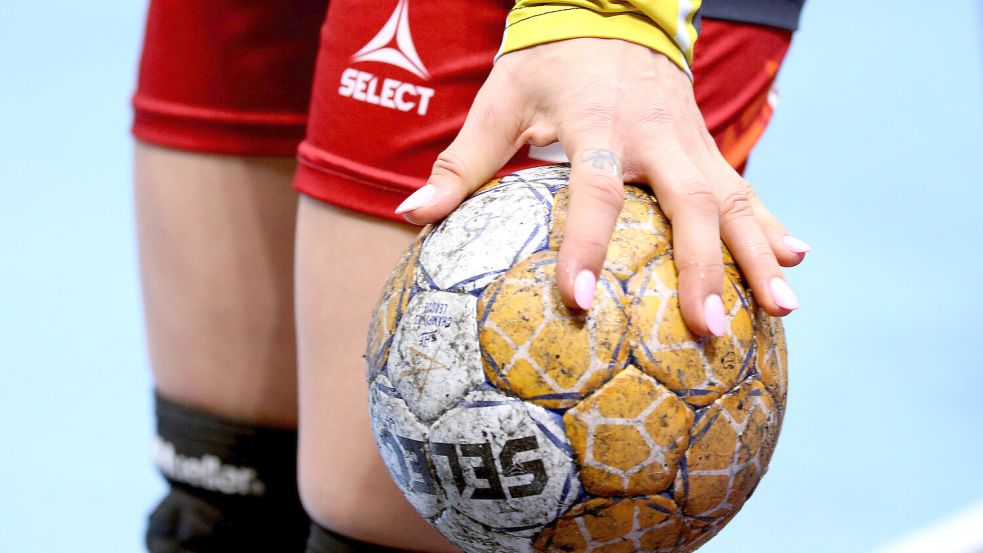 Die Schiedsrichter müssen nun bei der Länge der Fingernägel ganz genau hinschauen. Foto: Imago