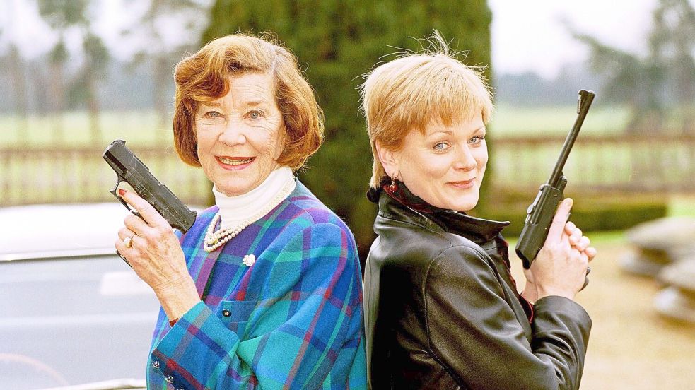 Lois Maxwell (l) und Samantha Bond haben beide „Miss Moneypenny“ gespielt. (Archivbild) Foto: Richard Chambury