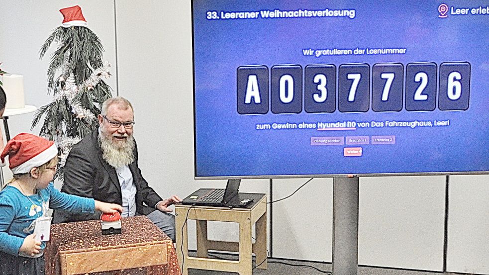 Die kleine Fenna durfte das Gewinnerlos für den Hyundai i10 ermitteln. Foto: Bodo Wolters