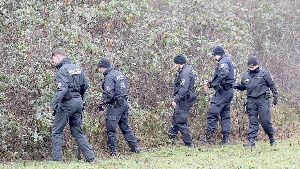 Die Ermittlungen im Fall des getöteten achtjährigen Fabian führen Polizisten zurück in das Gebiet des Fundortes. Foto: Bernd Wüstneck