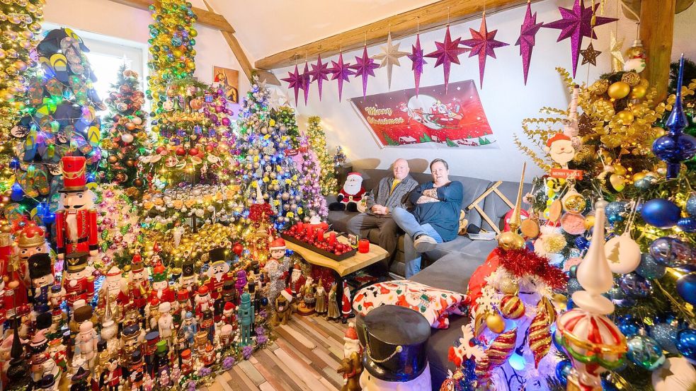 621 Weihnachtsbäume mit weit über 125.000 Christbaumkugeln und 50.000 Lichtern: Zur Adventszeit erstrahlt das Haus der Familie Jeromin als kunterbunte Weihnachtswelt. Foto: Julian Stratenschulte