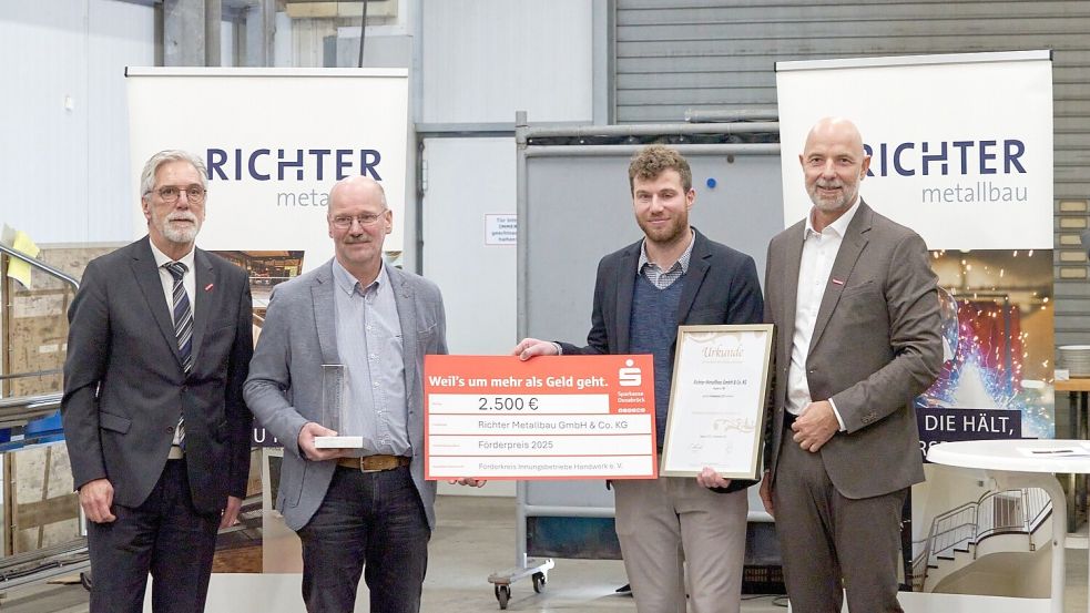 Kreishandwerksmeister Siegward Schneider (l.) und Hauptgeschäftsführer Thorsten Coch verleihen das Preisgeld an Walter und René Richter. (Mitte) Foto: Kreishandwerkerschaft Osnabrück