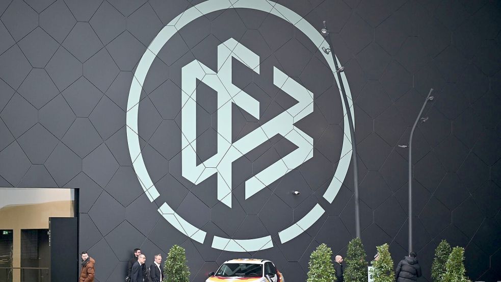 Der DFB ist bei der Gründung eines Ligaverbandes womöglich außen vor. (Archivbild) Foto: Arne Dedert