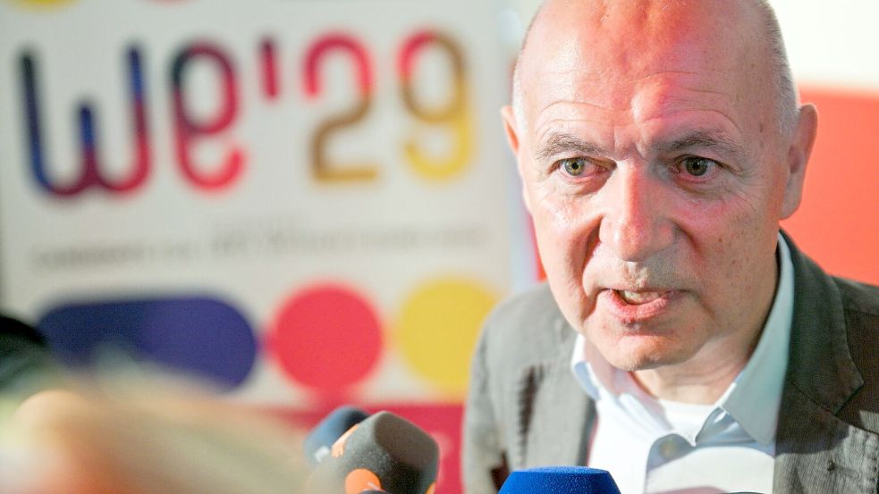 Präsident Bernd Neuendorf und der DFB geraten unter Druck. Archivbild) Foto: Sebastian Gollnow