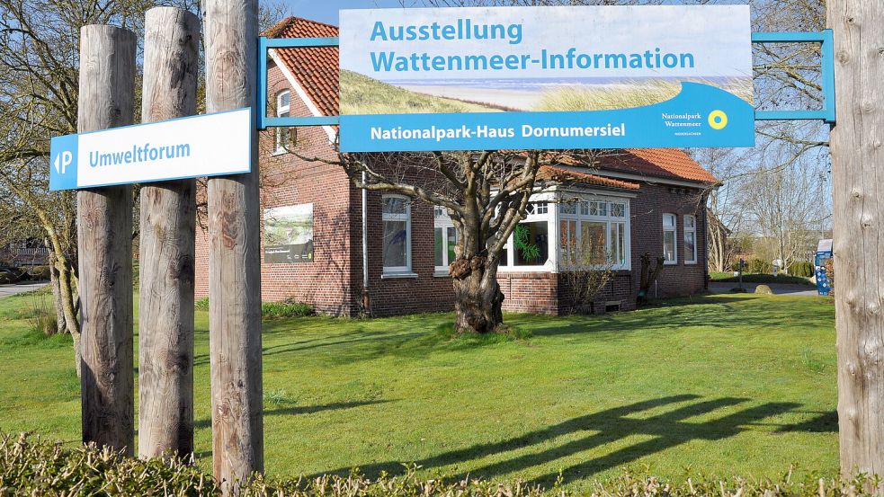 Das Nationalpark-Haus Dornumersiel befindet sich in einem alten Kapitänshaus, das 1992 mit einem Anbau erweitert wurde. Das Gebäude wird energetisch saniert und bekommt eine neue Ausstellung. Foto: Susanne Ullrich