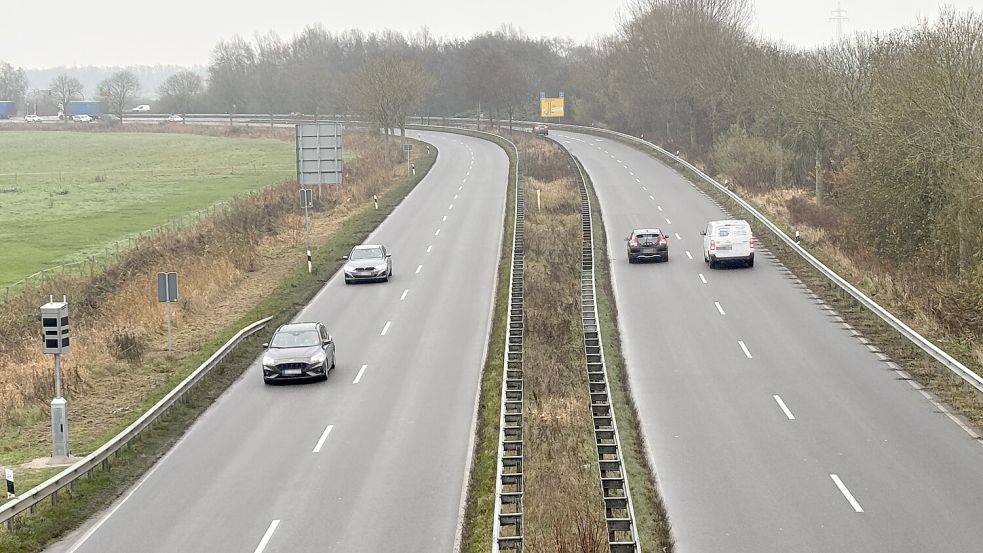 Auf der Bundesstraße 210 in Höhe des Autobahnkreuzes Wilhelmshaven steht einer der fünf neuen Blitzer. Hier wird die Geschwindigkeit des Verkehrs aus Richtung Wilhelmshaven kommend gemessen. Foto: Susanne Ullrich