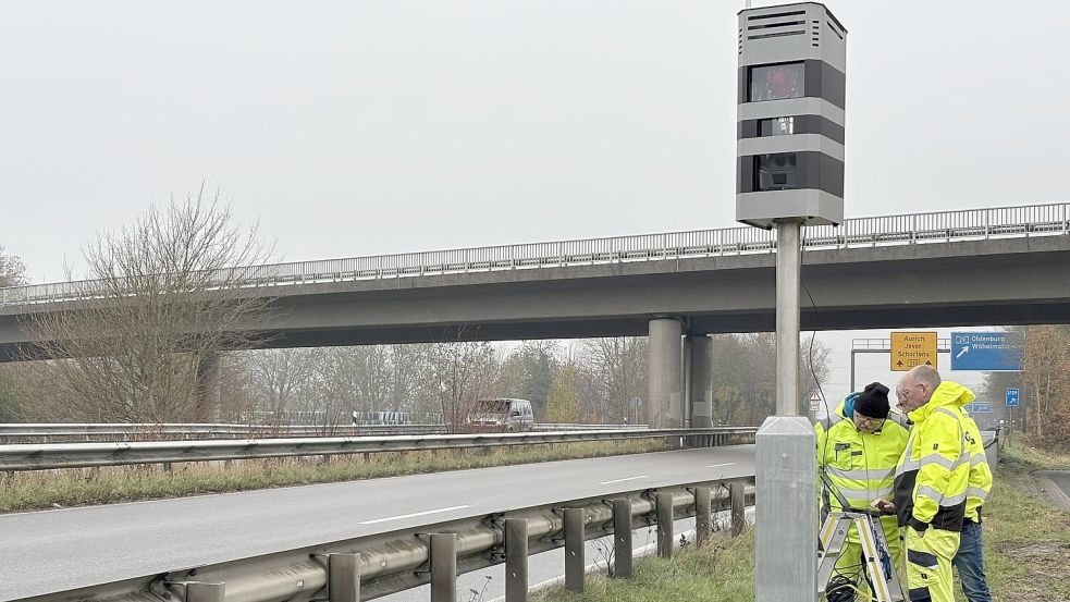 Ein Blick ins Innere einer Anlage zur Geschwindigkeitsüberwachung gehört zur Einweisung der Mitarbeiter, die sie vor Ort betreuen, dazu. Moderne Technik trifft bei den Geräten auf Sicherheitsvorkehrungen, damit sie Randalierern keine Angriffsfläche bieten. Foto: Susanne Ullrich