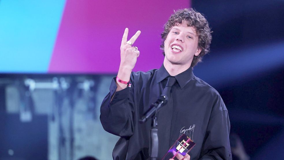 „Ab jetzt spätestens fühlt es sich an wie ein Traum“, sagt Musiker Zartmann als er Krone zwei entgegennimmt. Foto: Friso Gentsch