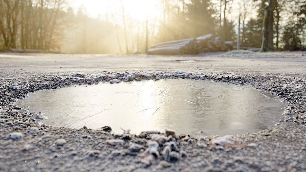 Auf den Straßen kann es wieder glatt werden (Archivbild). Foto: Uwe Anspach