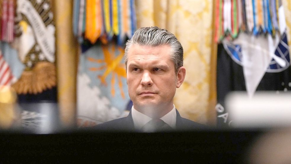 Steht wegen verschiedener Angelegenheiten in der Kritik - Pentagon-Chef Hegseth. (Archivbild) Foto: Julia Demaree Nikhinson/AP/dpa