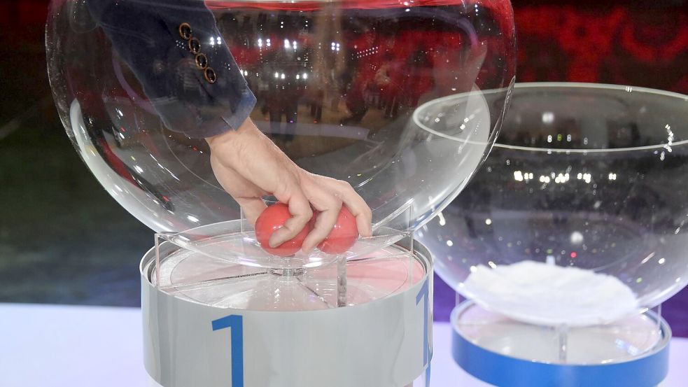 Insgesamt gibt es vier Lostöpfe bei der Zeremonie. (Archivbild) Foto: Marcus Brandt