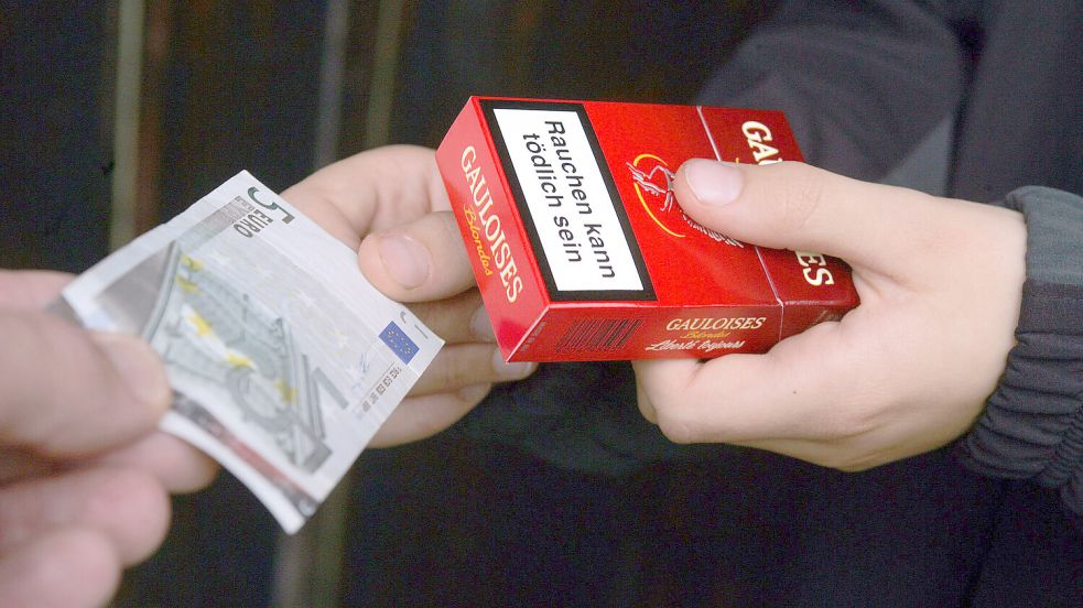 Wer Jugendlichen Tabakprodukte verkauft, verstößt gegen das Gesetz. Trotzdem passiert es im Landkreis Aurich immer wieder. Foto: DPA
