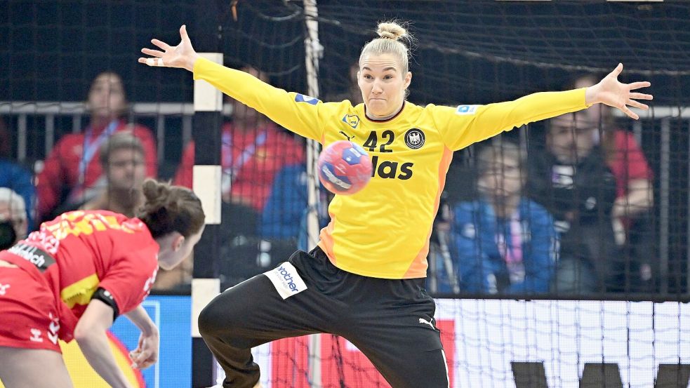 Elf Paraden und drei Treffer gegen Montenegro: Torhüterin Katharina Filter. Foto: Federico Gambarini