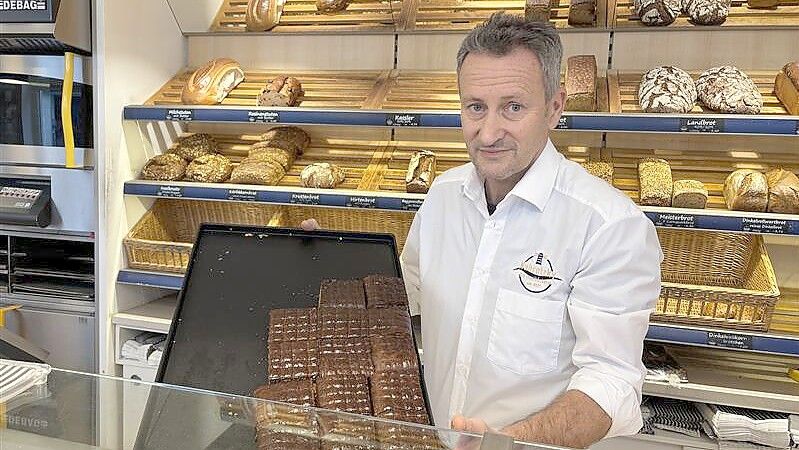 Erik Nabrotzky stellt für die Inselbäckerei jedes Jahr zwischen 2000 und 3000 Moppe her. Besonders beliebt ist das Gebäck zum Klaasohm-Fest. Foto: Pia Pentzlin