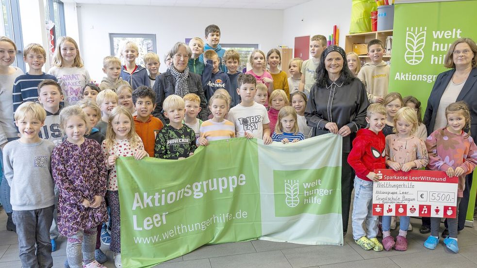 Brigitte Oldenburg (mit Schal) und Gitta Connemann (mit Kopftuch) freuen sich über das Engagement der Grundschule Bingum und eine großzügige Spende. Foto: privat