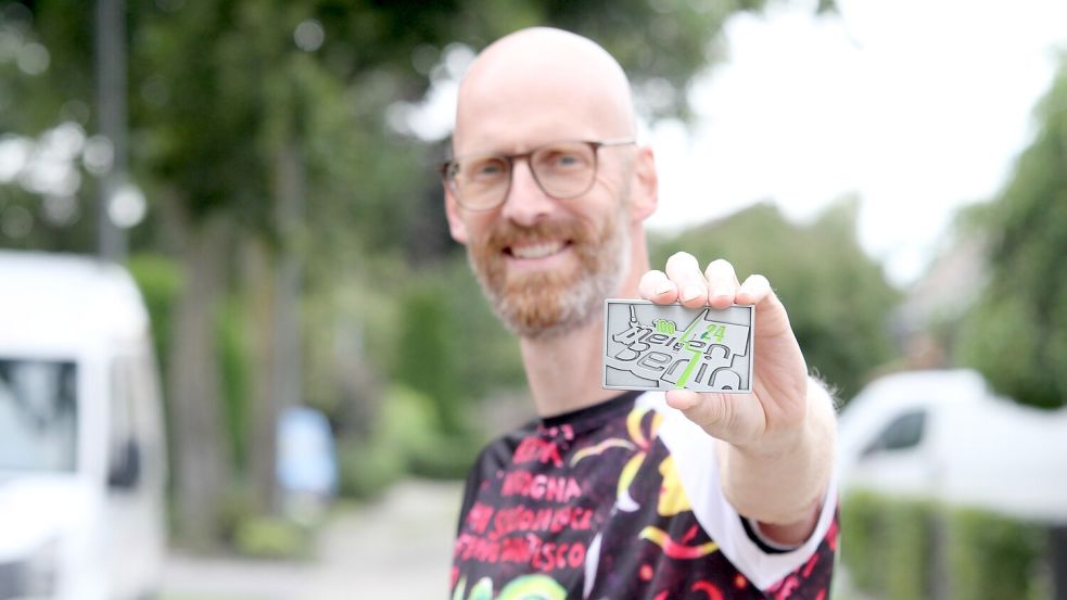 Stolz zeigt Markus Cramer die Medaille vom Mauerweglauf. Foto: Privat