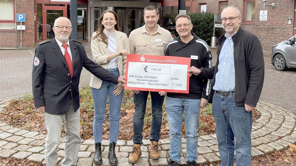 Wilfried Wibben (von links) und Hanna Fecht vom DRK Emden nahmen den symbolischen Scheck von den Betriebsräten Manuel von Holten, Jens Korporal und Daniel Rosema entgegen. Foto: privat