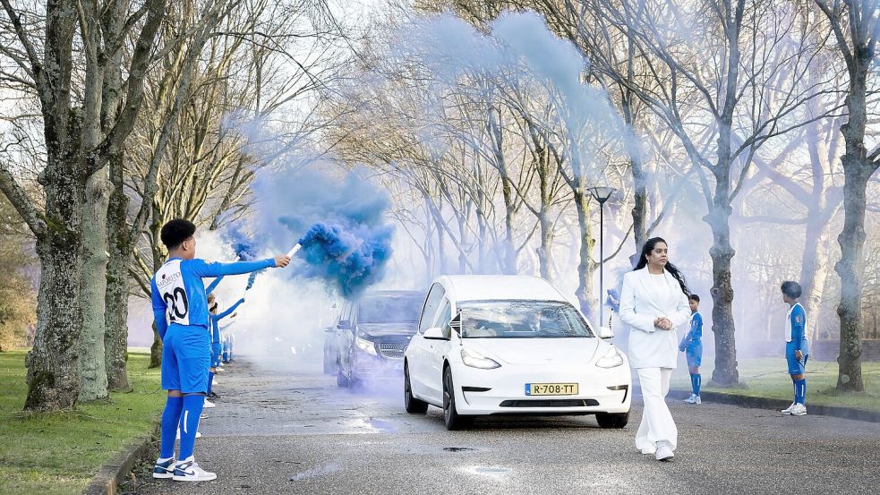 Große Anteilnahme im Januar 2025: Die Teamkameraden vom Fußballverein des in Groningen getöteten Gianny-Davey stehen während der Beerdigung Spalier. Foto: De Waal/ANP/Imago Images/Archiv