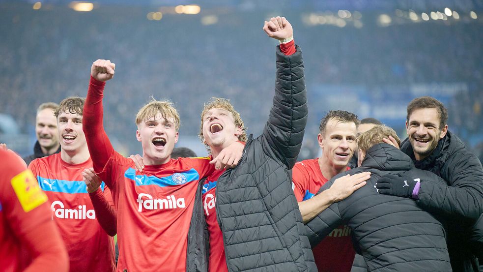 Lasse Rosenboom (rechts) feierte mit seinen Mitspielern (im Arm Niklas Niehoff) nach dem Sieg im Elfmeterschießen beim Hamburger SV ausgelassen vor der Fankurve. Foto: Imago