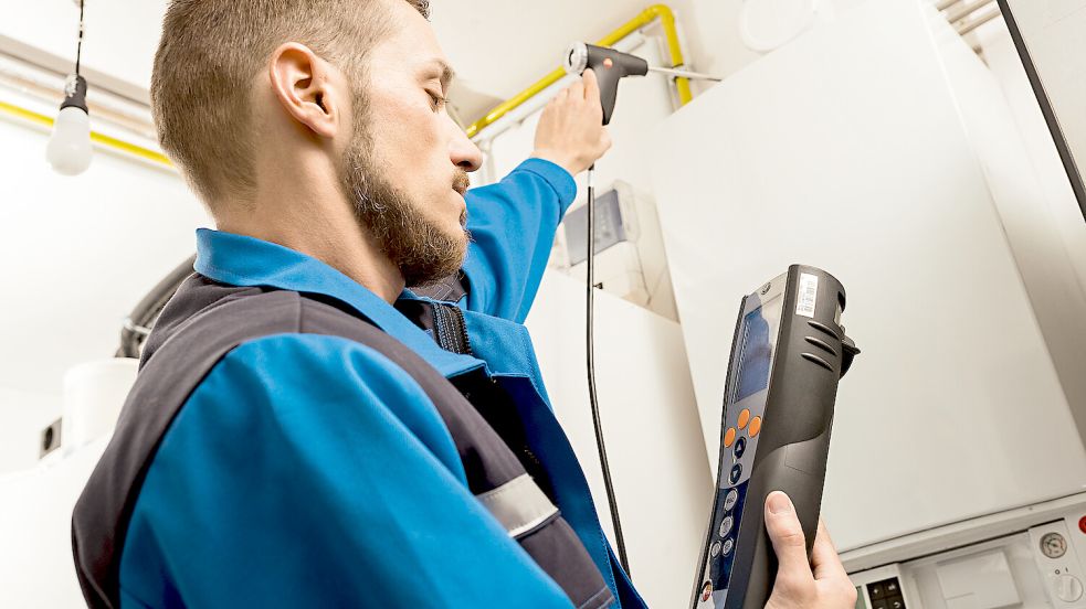 Damit Heizungen die Abgasprüfung bestehen, sind Wartungen durch Fachbetriebe wichtig. Foto: Carsten Heidmann