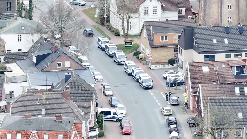 Zahlreiche Einsatzfahrzeuge der Polizei standen in der Oldersumer Straße in Aurich.