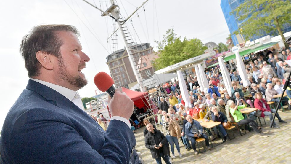 Oberbürgermeister Tim Kruithoff (hier bei der Matjesfest-Eröffnung) hat stark dafür geworben, dass der Tag der Niedersachsen 2028 in Emden stattfindet. Foto: Klaus Ortgies/Archiv