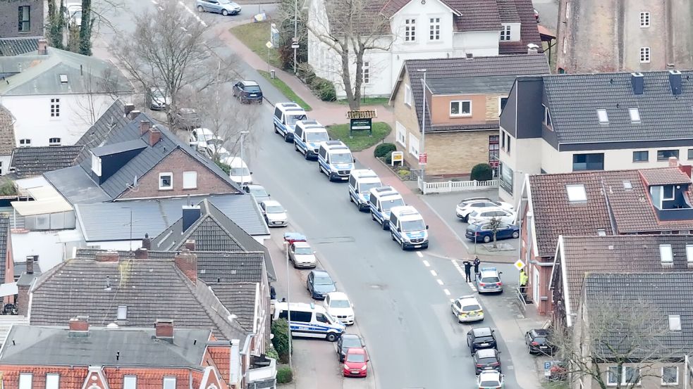 Unter anderem in der Oldersumer Straße in Aurich war ein Großaufgebot an Kräften in die Durchsuchungen eingebunden. Foto: Ostfriesische Nachrichten