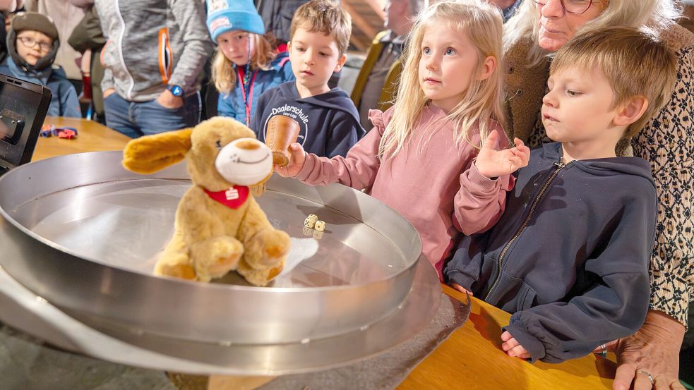 Beim Verknobeln in der Mühle Logabirum hatten Klein und Groß ihren Spaß. Foto: Klaus Ortgies
