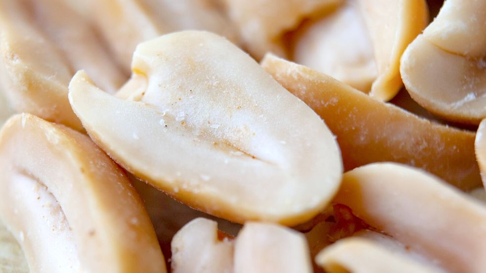 Ein Hersteller hat Erdnüsse zurückgerufen, die bei Rewe verkauft werden. Foto: IMAGO/imageBROKER/Jerome Maurice