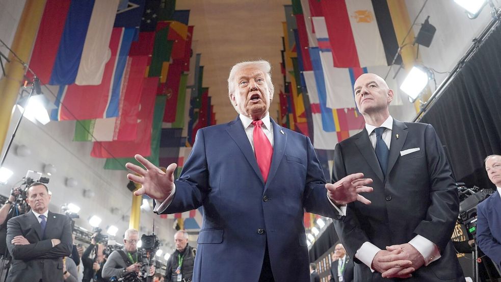 Donald Trump (l) und Gianni Infantino präsentieren sich auf dem roten Teppich. Foto: Evan Vucci/AP/dpa