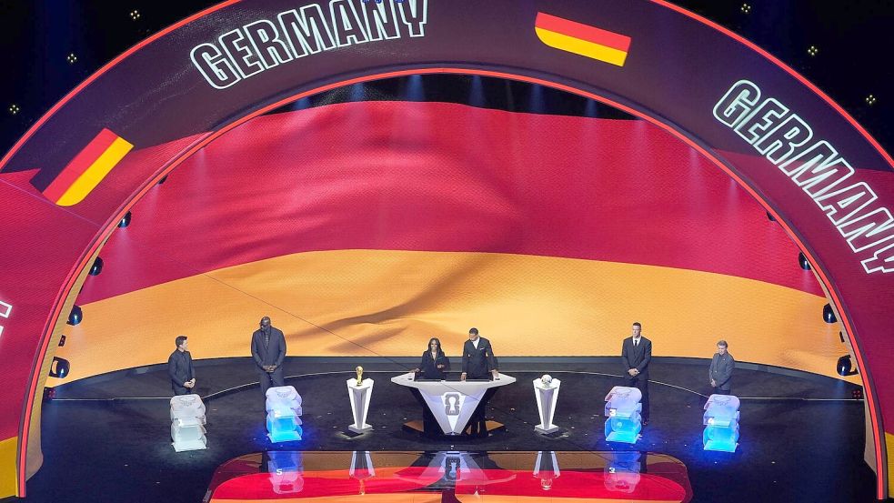 Die Bühne bei der WM-Auslosung leuchtet in den deutschen Farben. Foto: Alex Brandon/AP/dpa