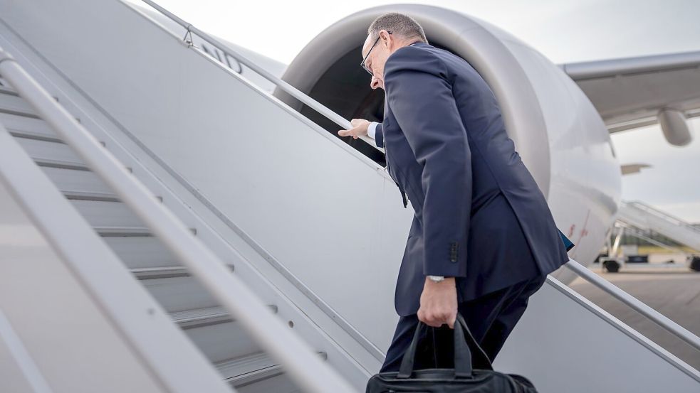 Merz beginnt seine Reise nach Jordanien. Foto: Michael Kappeler/dpa