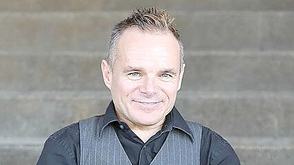 Peter Brownbill aus Hinte ist in dem Abenteuer „Make Me Feel“ dabei. Foto: © Brownbill GmbH