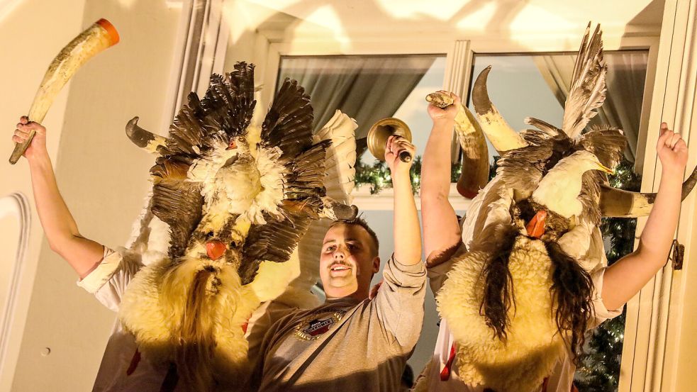 Der Oldermann des Vereins Borkumer Jungens, Maxi Rau (Mitte), und die beiden „großen“ Klaasohms. Foto: Claus Hock