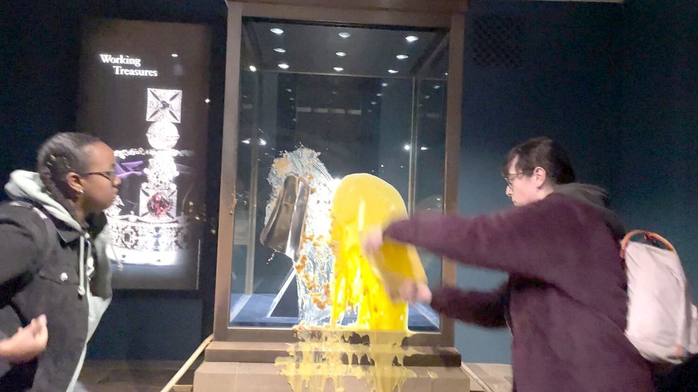Aktivisten beschmieren die Vitrine, in der die Krone ist. Foto: Take Back Power