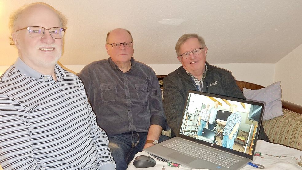 Paul Meyer (von links), Manfred Bertus und Tadäus Spekker berichten auf dem Youtube-Kanal „Dat wassen noch Tieden“ mit viel Bildmaterial über das Leben in Bingum in früheren Zeiten. Gemeinsam erinnern sie sich die Weihnachtsfeste in ihrer Kinder und Jugendzeit. Foto: Tatjana Gettkowski