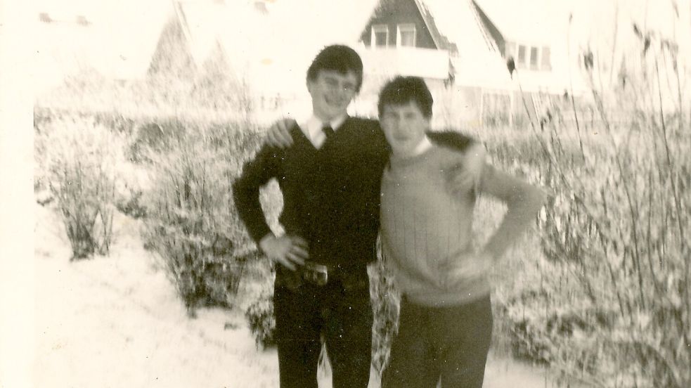 Paul Meyer (rechts) und sein Bruder Bernhard posierten vor verschneiter Landschaft fürs Familienalbum. Foto: Privat