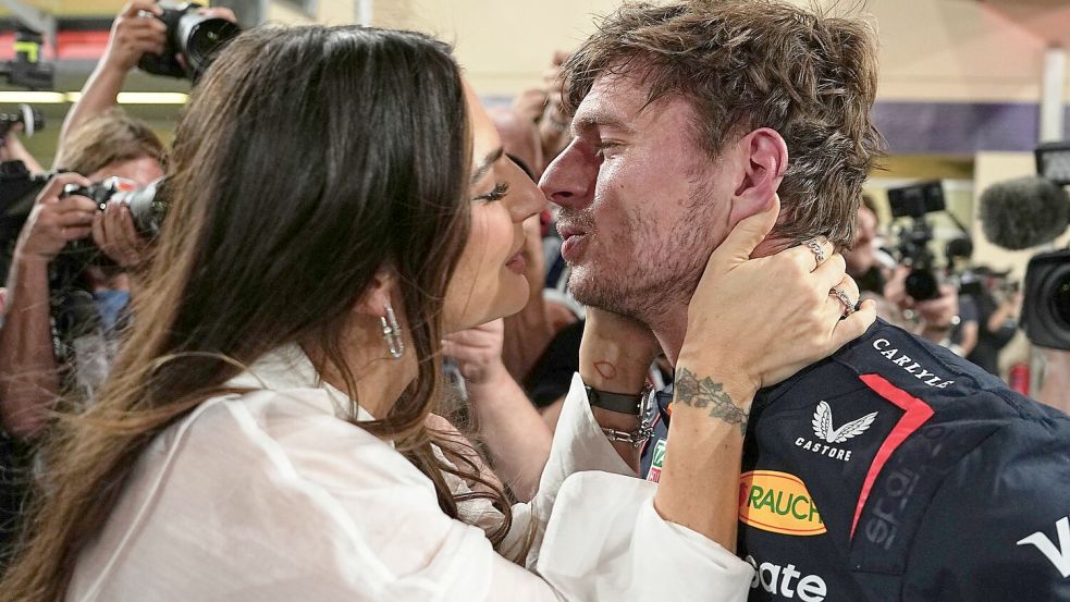 Die Belohnung für die Pole Position bekommt Max Verstappen von Freundin Kelly Piquet. Foto: Fatima Shbair/AP/dpa