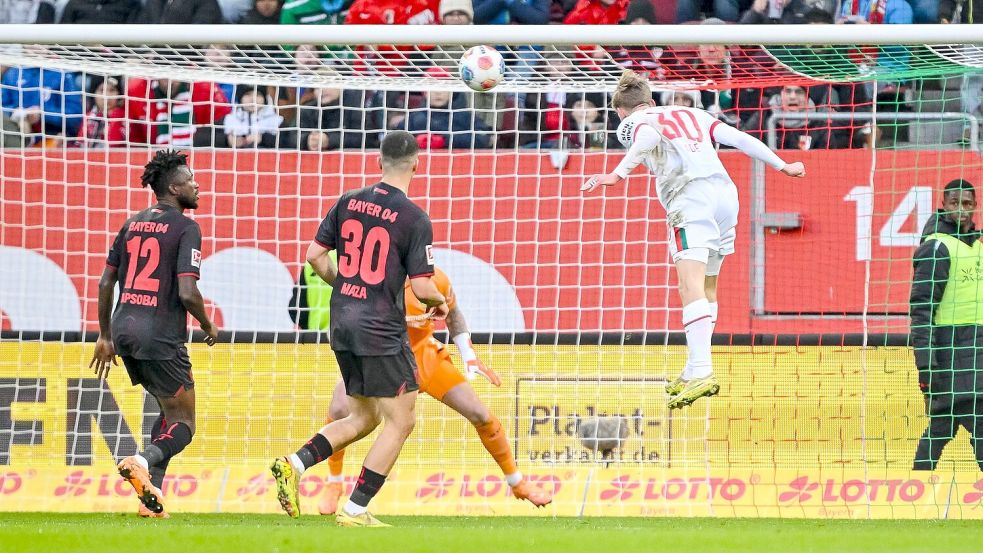 Anton Kade beweist für den FC Augsburg Köpfchen. Foto: Harry Langer